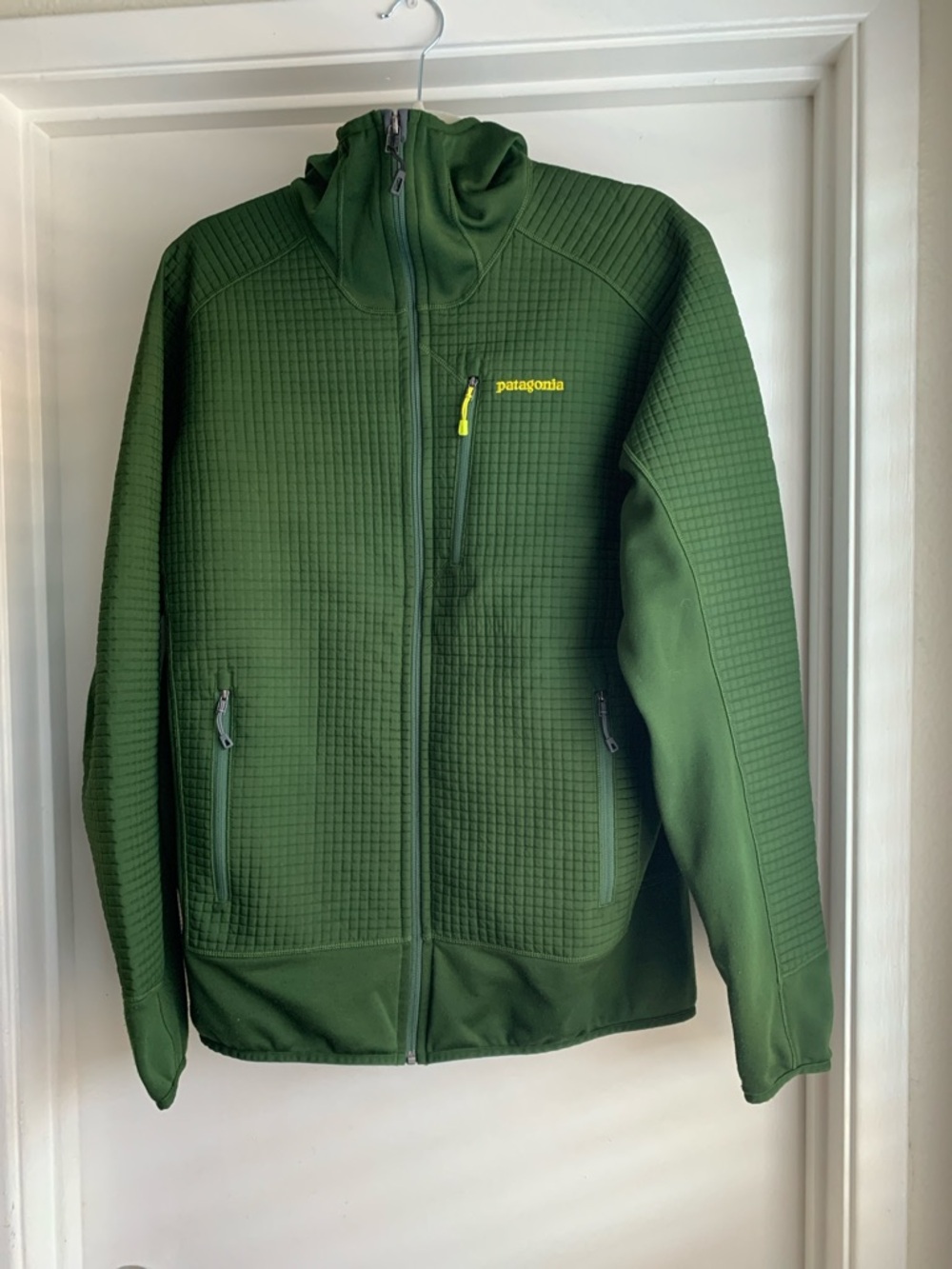 Patagonia Men’s Quilted Performance Jacket in Olive Green with Yellow Trim Sz L